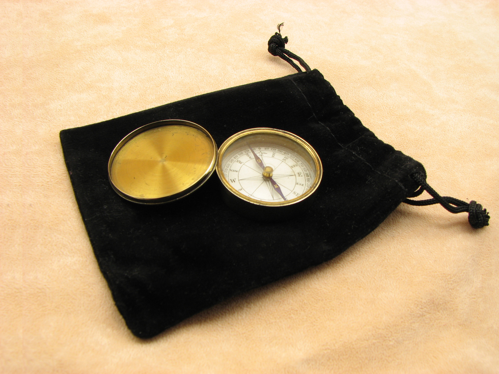 19th century Victorian brass cased pocket compass with lid